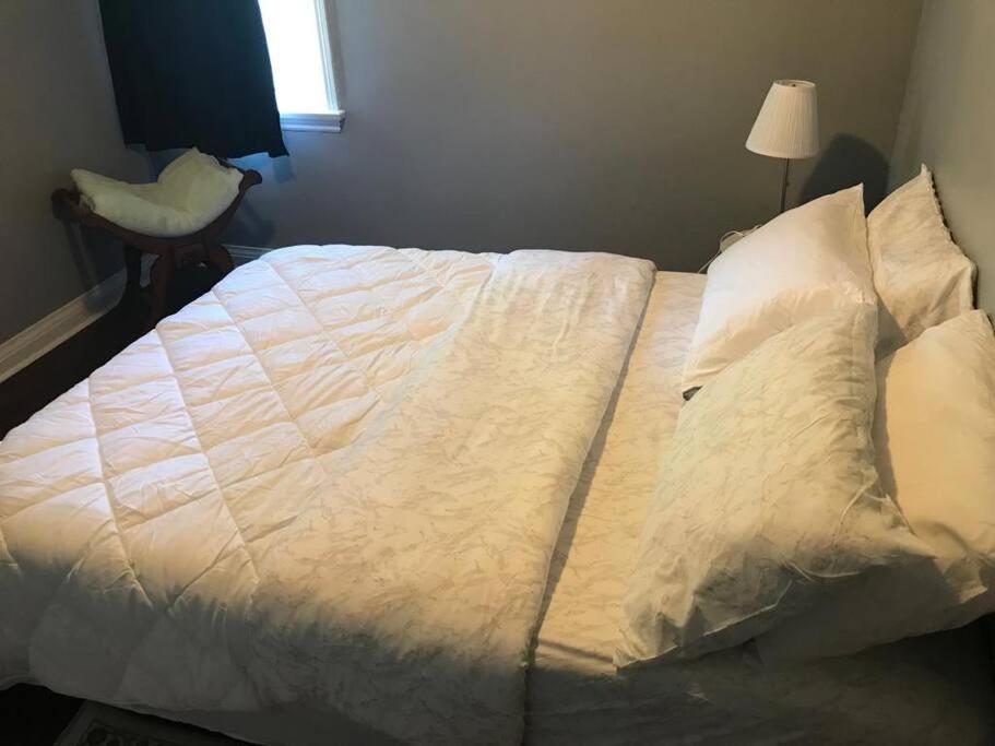 3BR Vintage Family Friendly Apt Prime Bowmanville