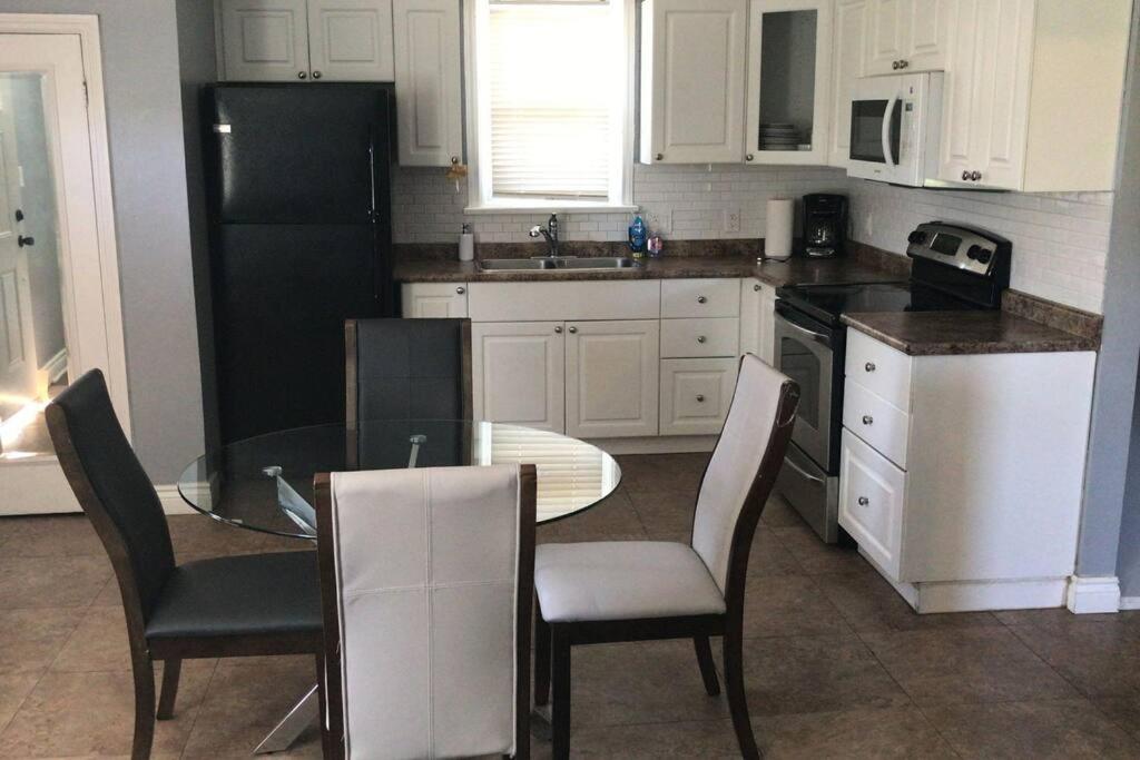 3BR Vintage Family Friendly Apt Prime Bowmanville