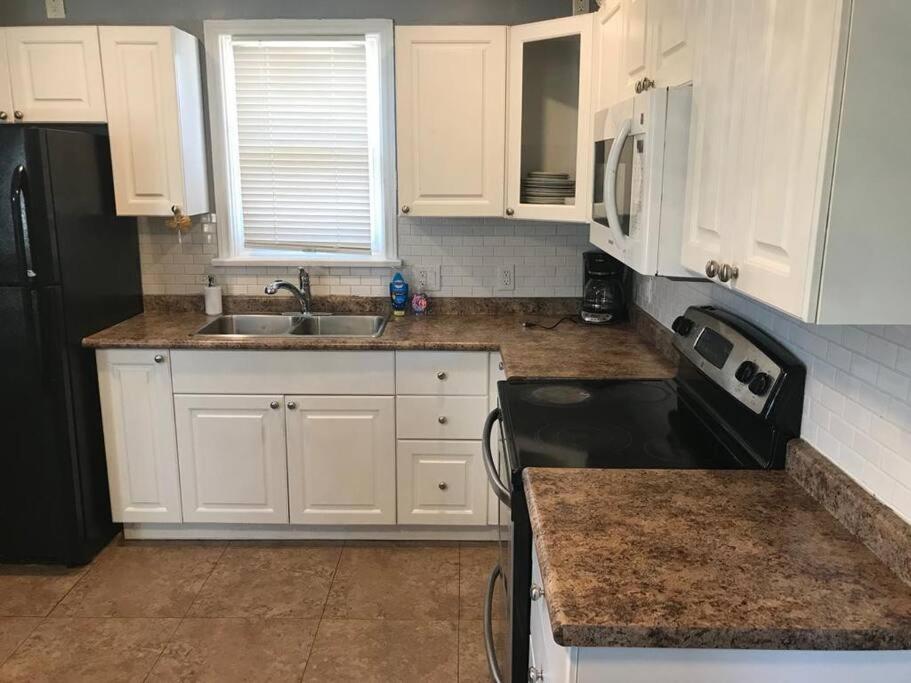 3BR Vintage Family Friendly Apt Prime Bowmanville