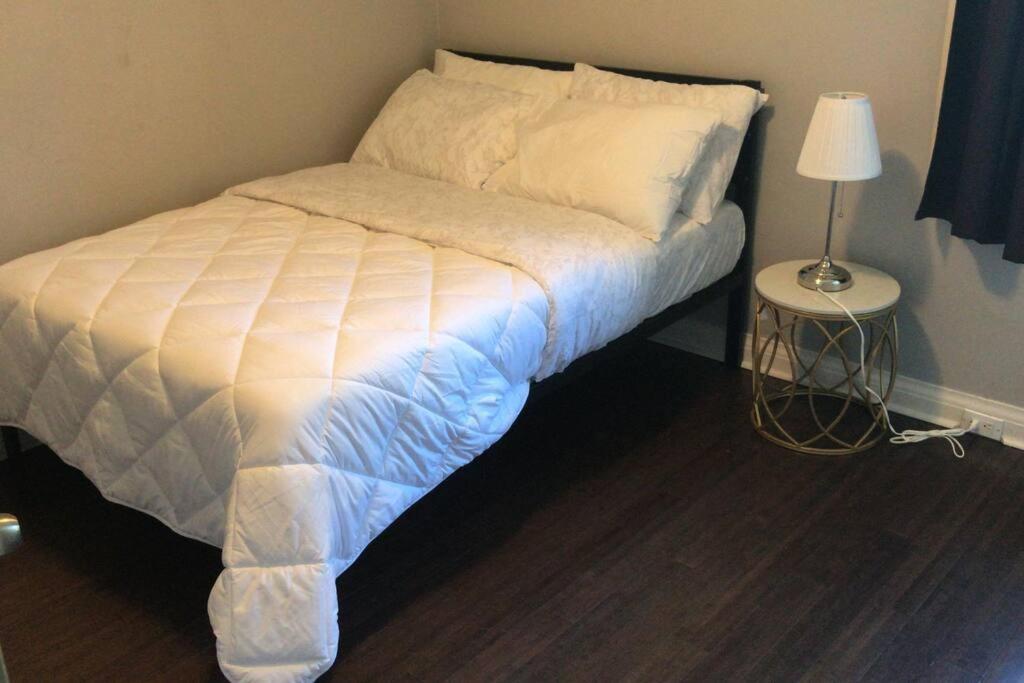 3BR Vintage Family Friendly Apt Prime Bowmanville