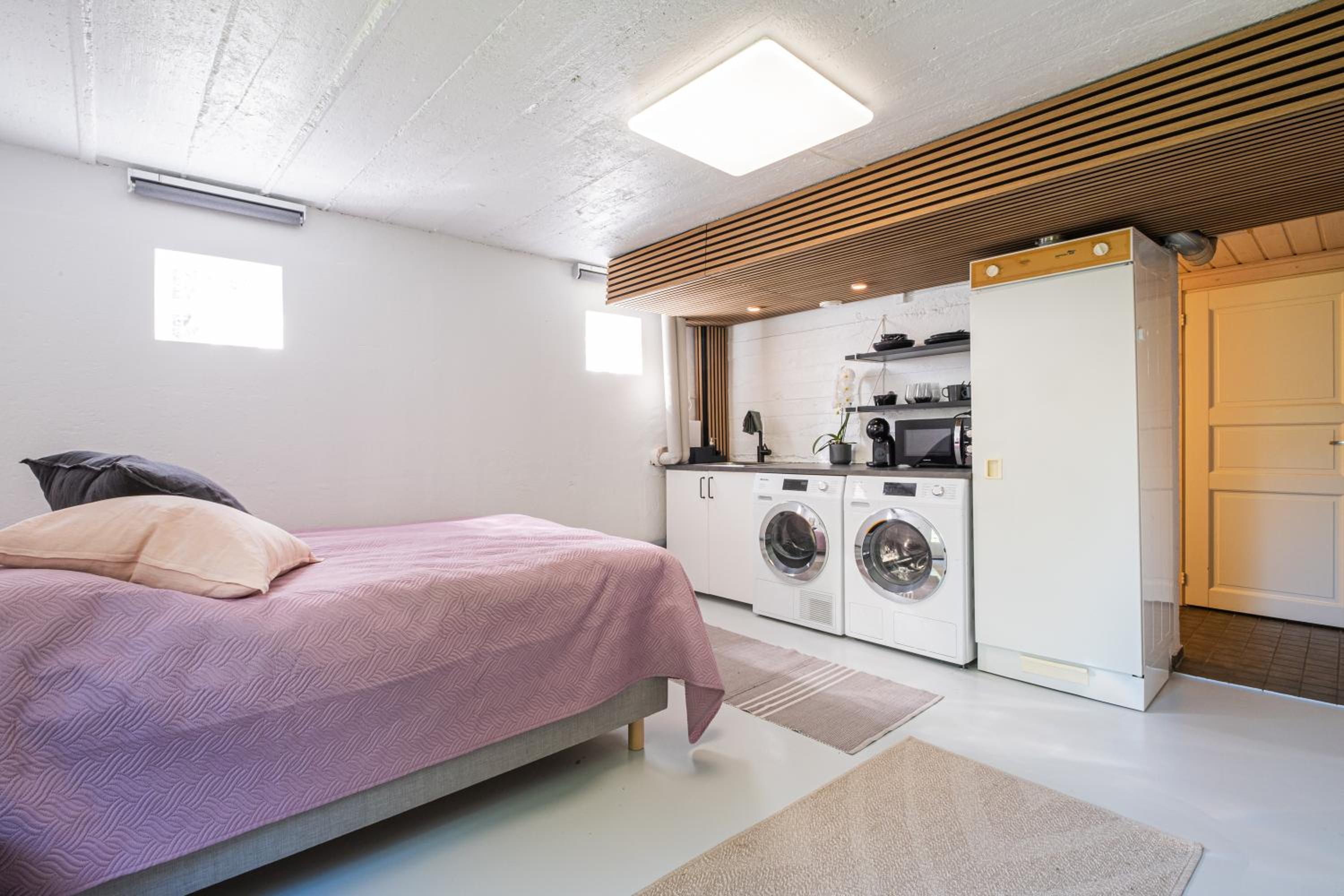Guest apartment with authentic Finnish wooden sauna, 10 min drive from the airport view 4