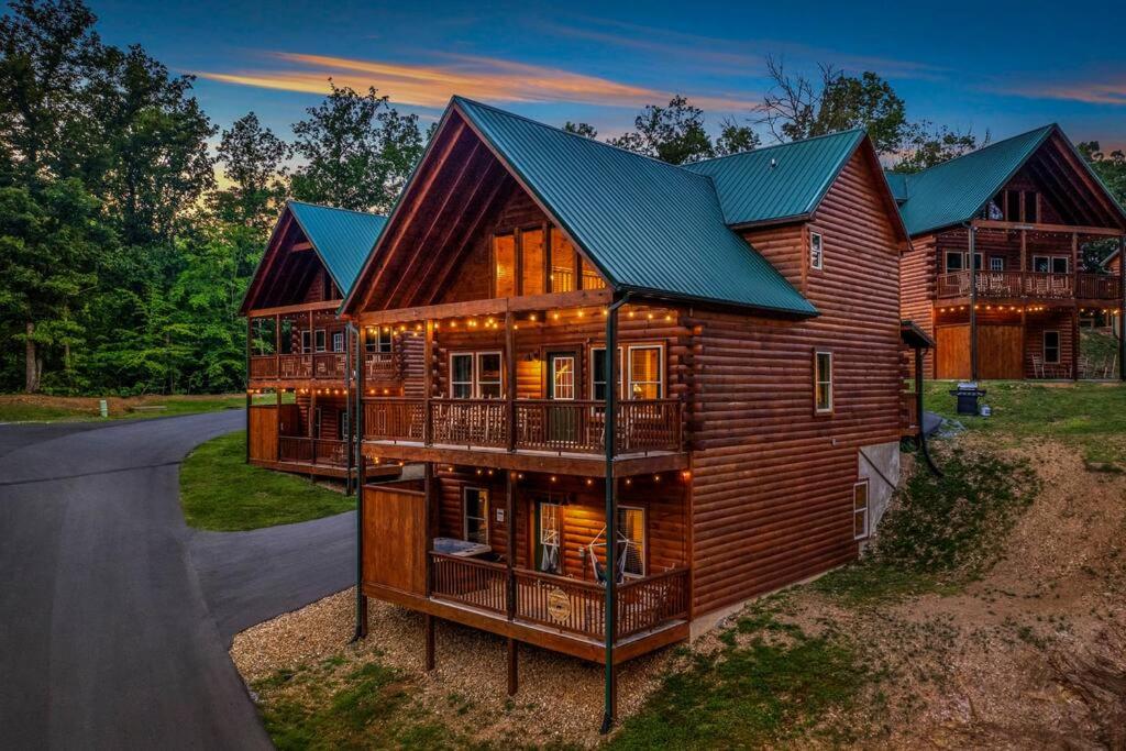 Holiday Hideaway 5 BR - Sept Deals! Prime Location! Hot Tub, Theater, Dogs, Sleeps 18 view 3