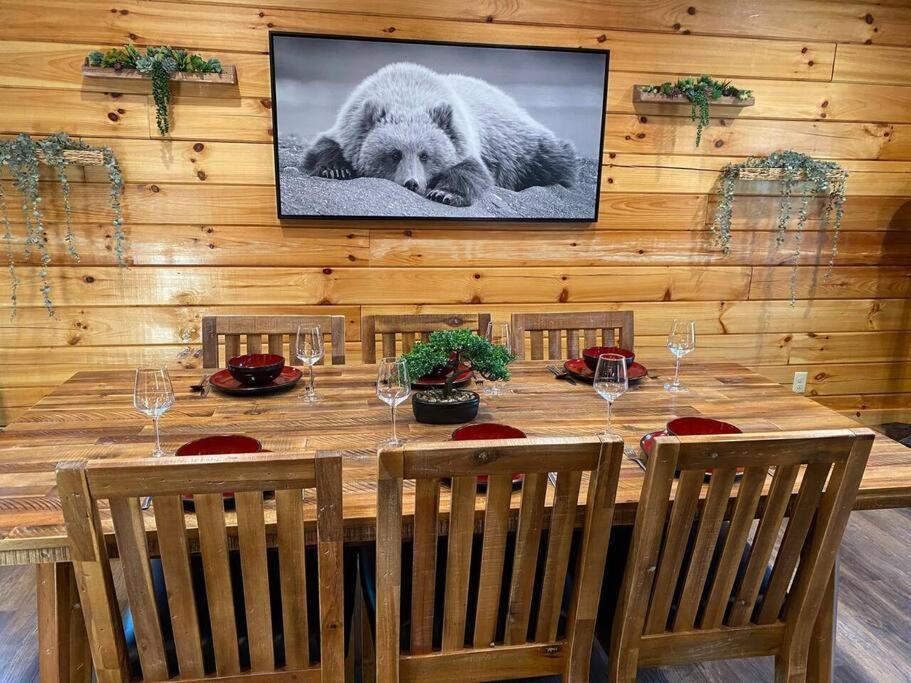 Holiday Hideaway 5 BR - Sept Deals! Prime Location! Hot Tub, Theater, Dogs, Sleeps 18 view 5