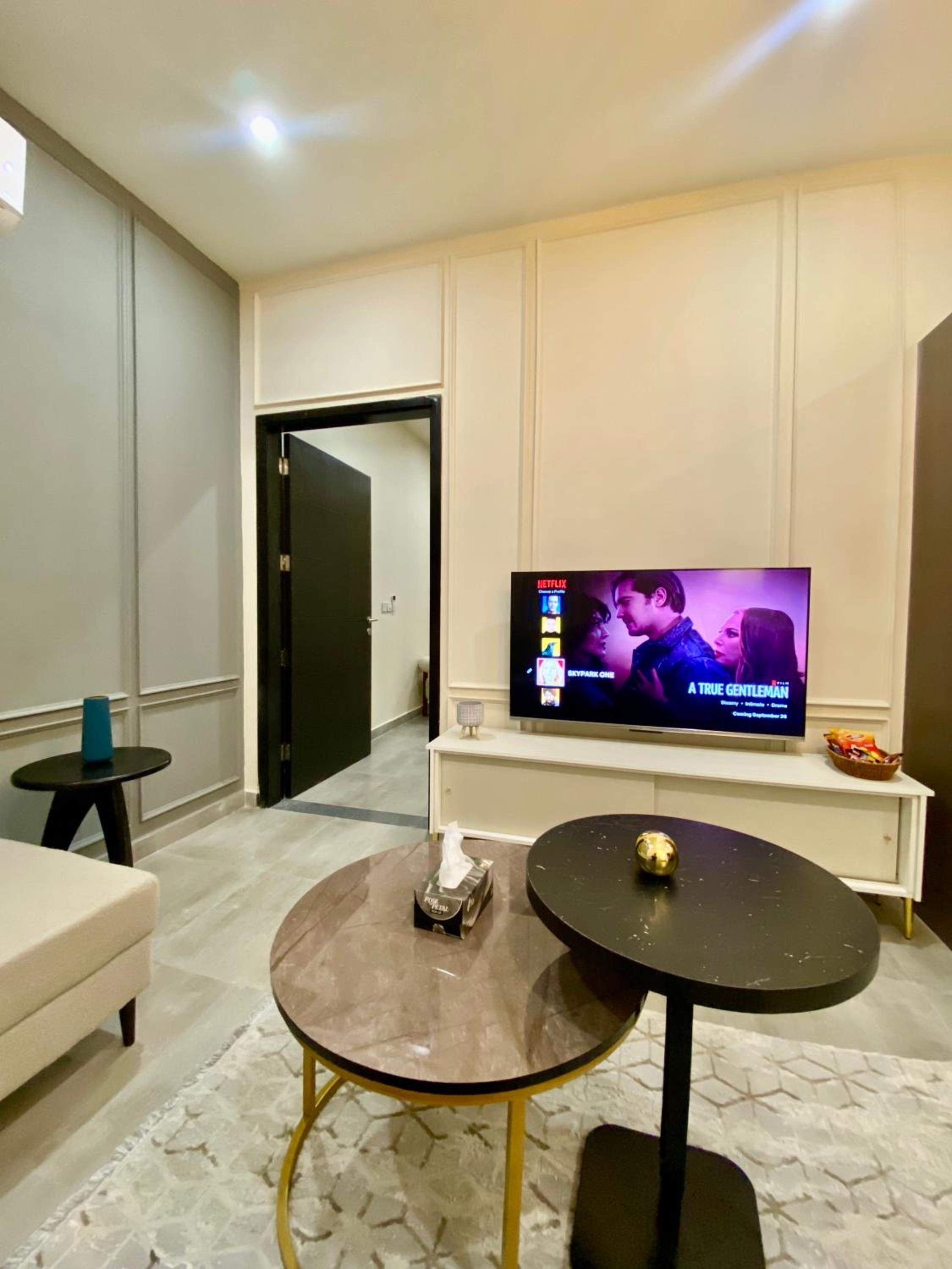 Skypark One Gulberg - Apartments by Superhost