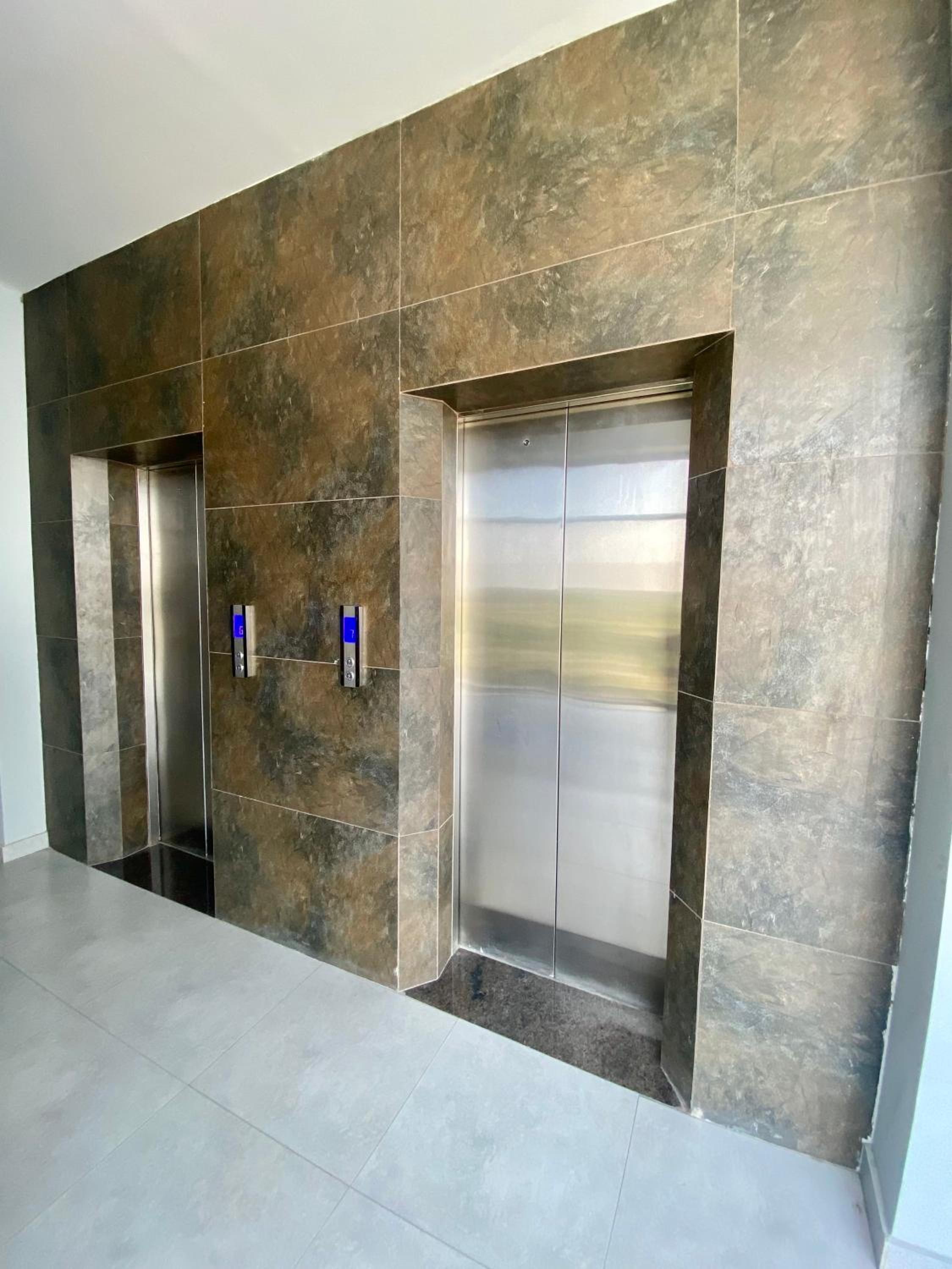 Skypark One Gulberg - Apartments by Superhost