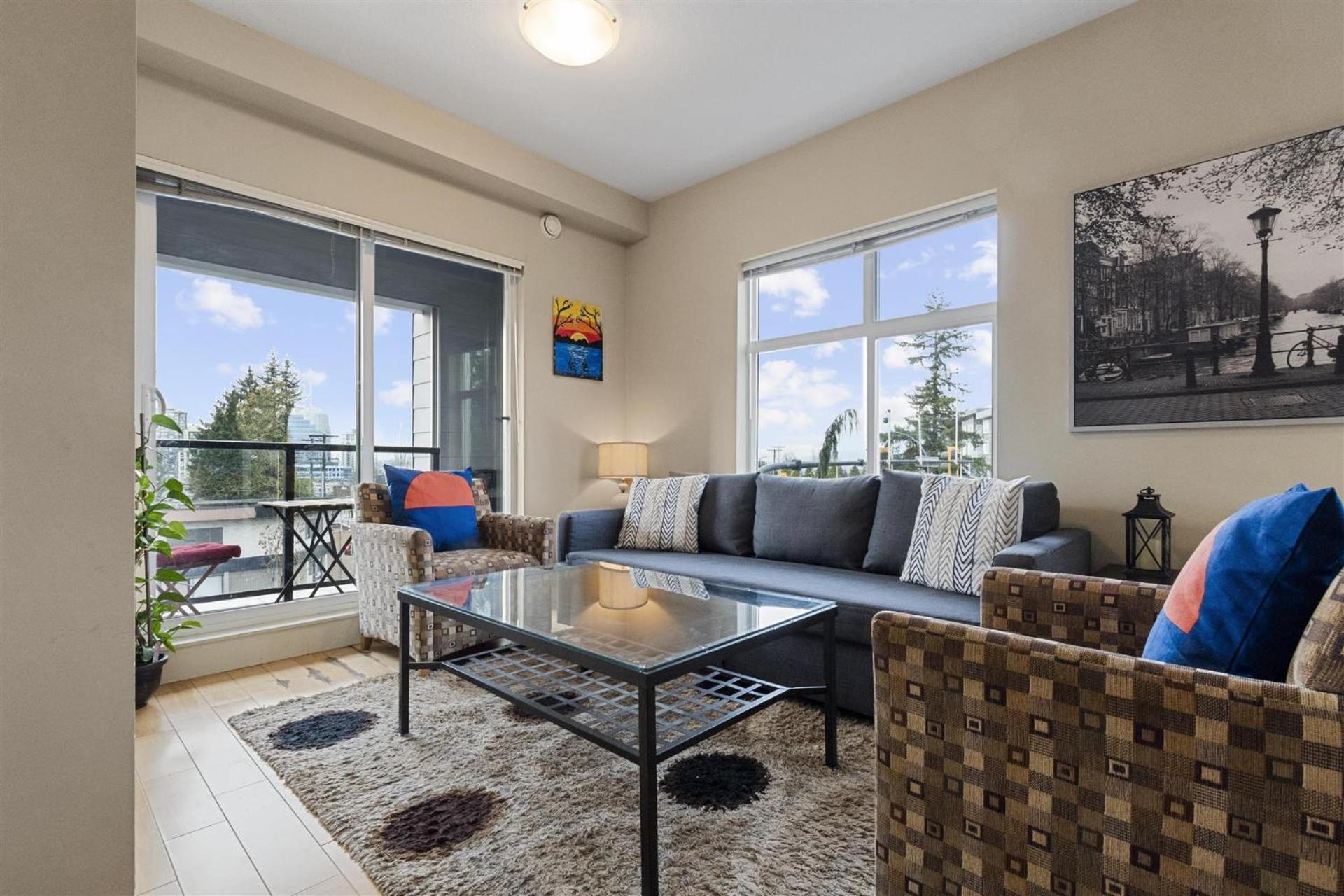 Skytrain accessible, Free Parking, Gym, 2 Bedroom Sleeps 6 Central Apartment with easy access to downtown Vancouver