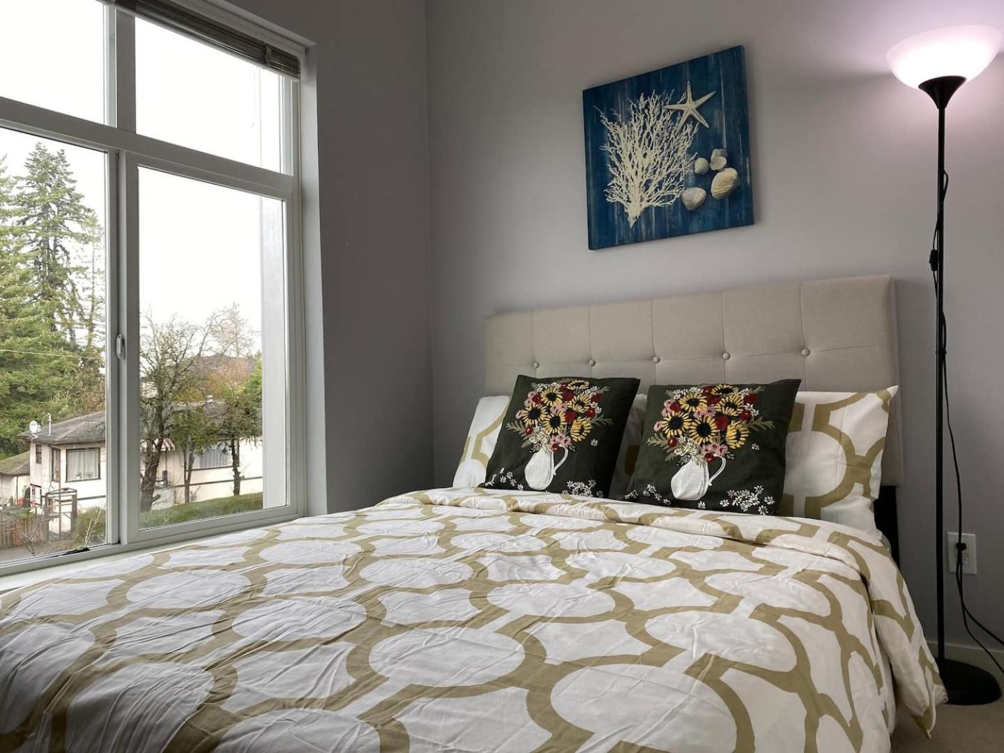 Skytrain accessible, Free Parking, Gym, 2 Bedroom Sleeps 6 Central Apartment with easy access to downtown Vancouver
