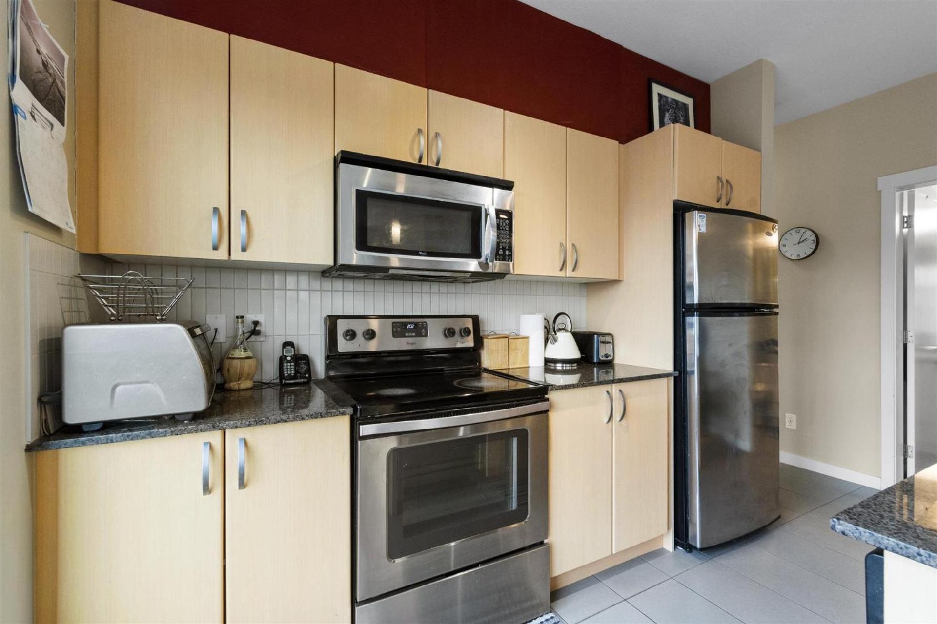 Skytrain accessible, Free Parking, Gym, 2 Bedroom Sleeps 6 Central Apartment with easy access to downtown Vancouver