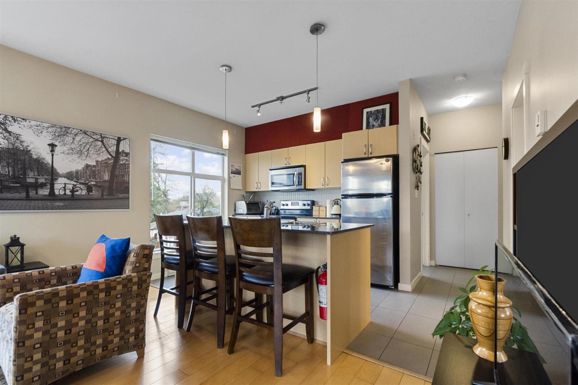 Skytrain accessible, Free Parking, Gym, 2 Bedroom Sleeps 6 Central Apartment with easy access to downtown Vancouver