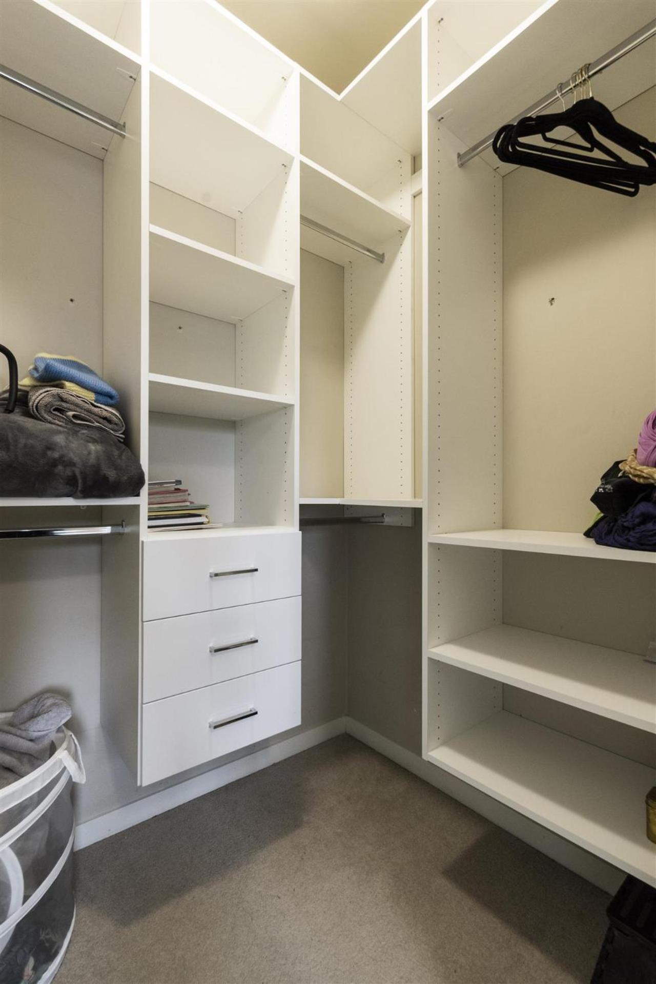 Skytrain accessible, Free Parking, Gym, 2 Bedroom Sleeps 6 Central Apartment with easy access to downtown Vancouver