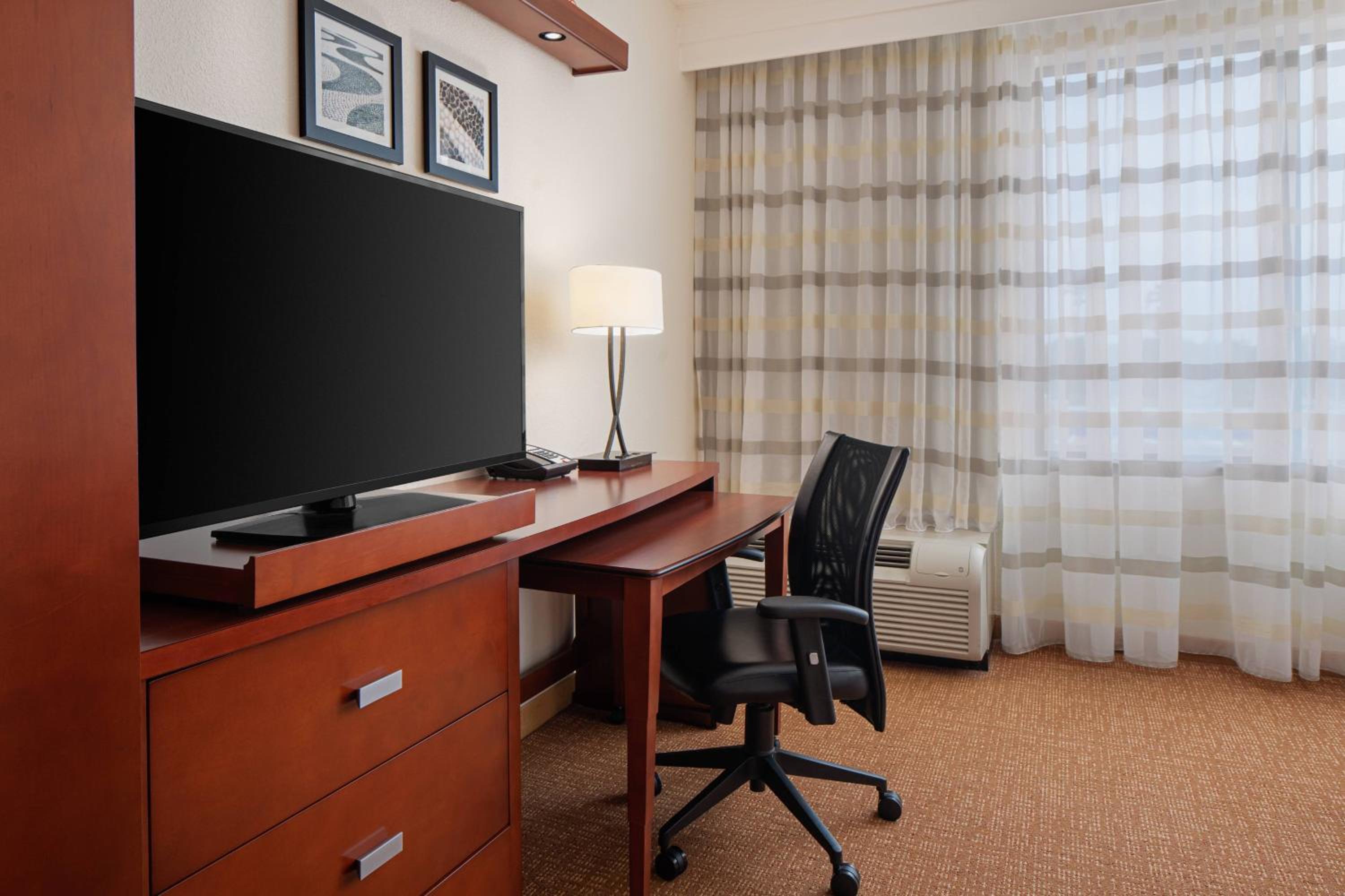 Courtyard By Marriott Houston Kingwood - Property Image 4