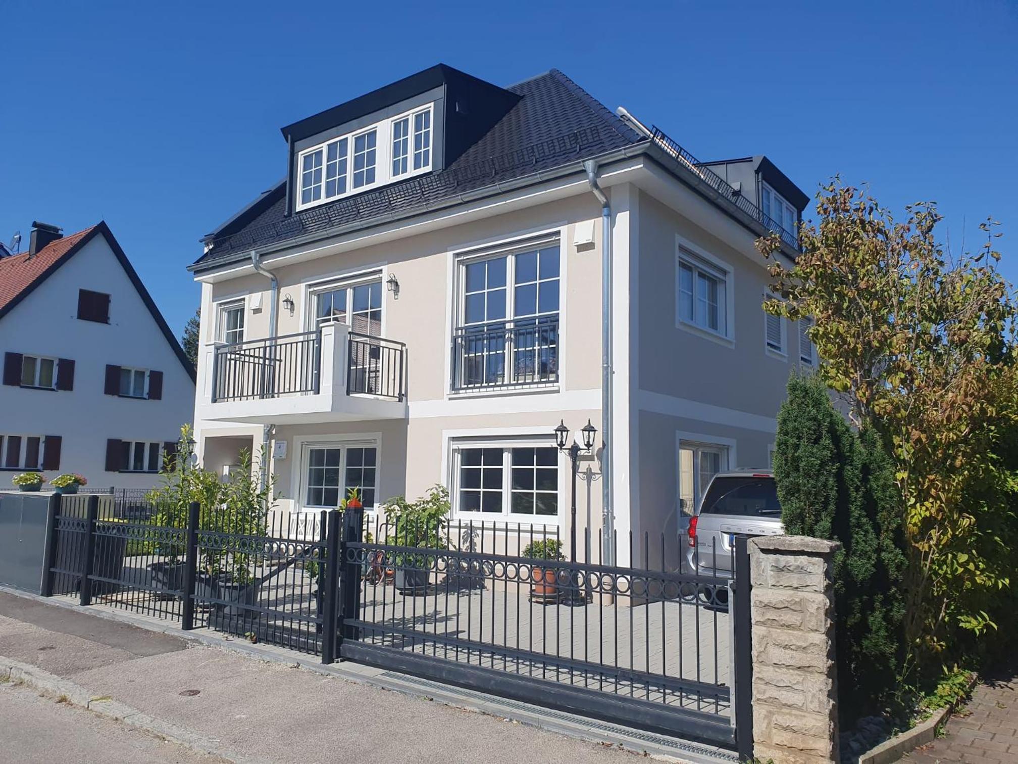 Exklusive Neubau Dachterrassenwohnung mit Wohnungslift in Vierfamilienvilla