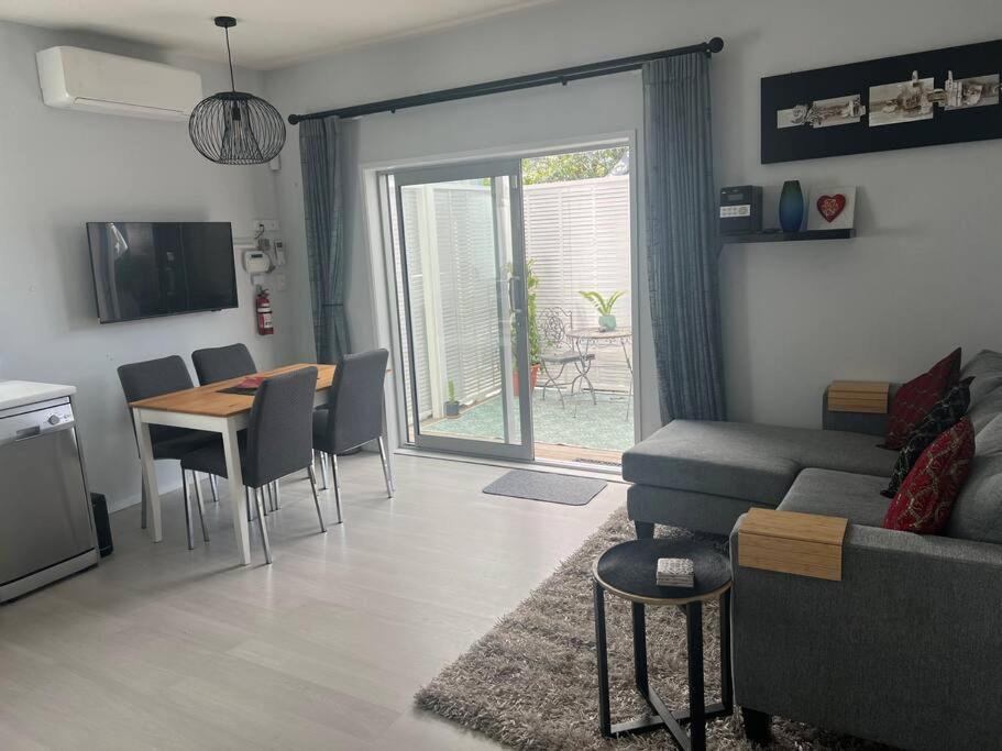 Smart and stylish in Glen Eden view 5