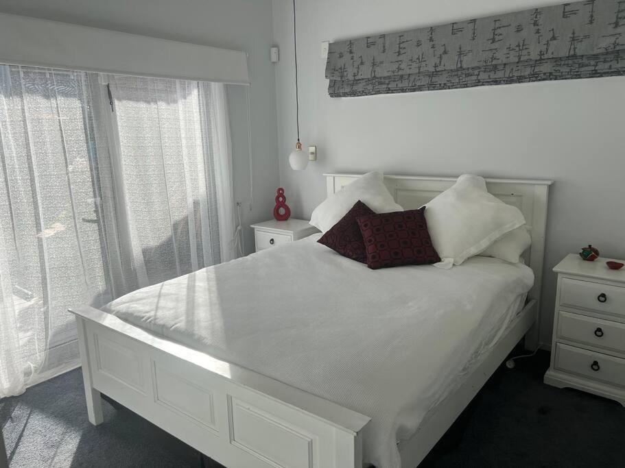 Smart and stylish in Glen Eden view 2
