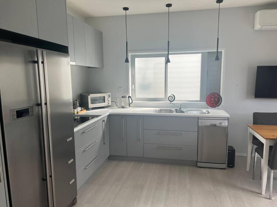 Smart and stylish in Glen Eden view 4