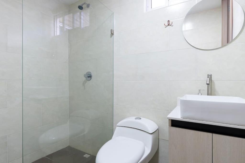 Apartamento en Laureles 2BR con rooftop y piscina 702