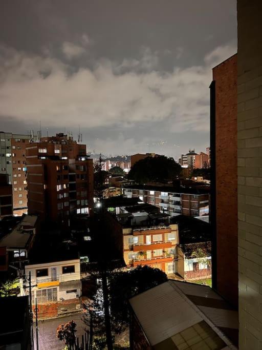 Apartamento en Laureles 2BR con rooftop y piscina 702