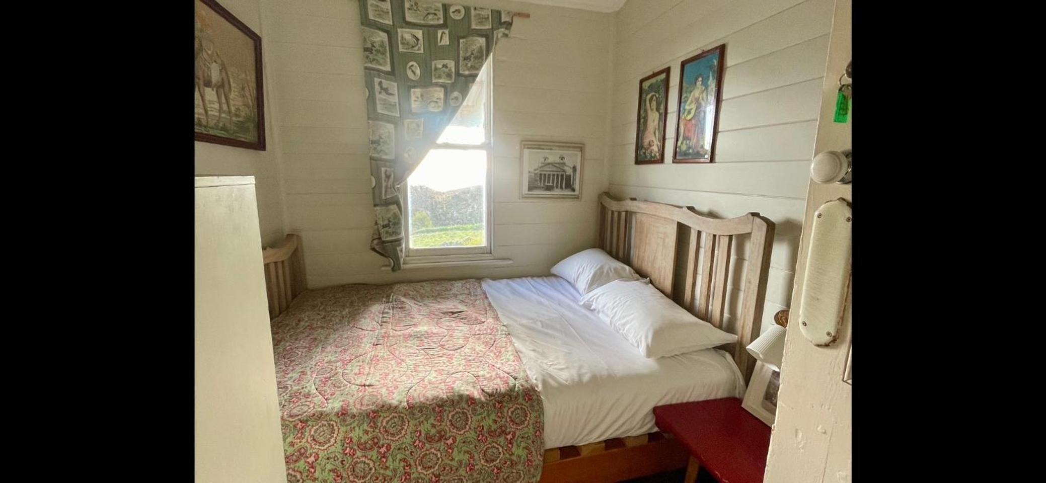 Original 1895 cottage with magnificent uninterrupted views of valley