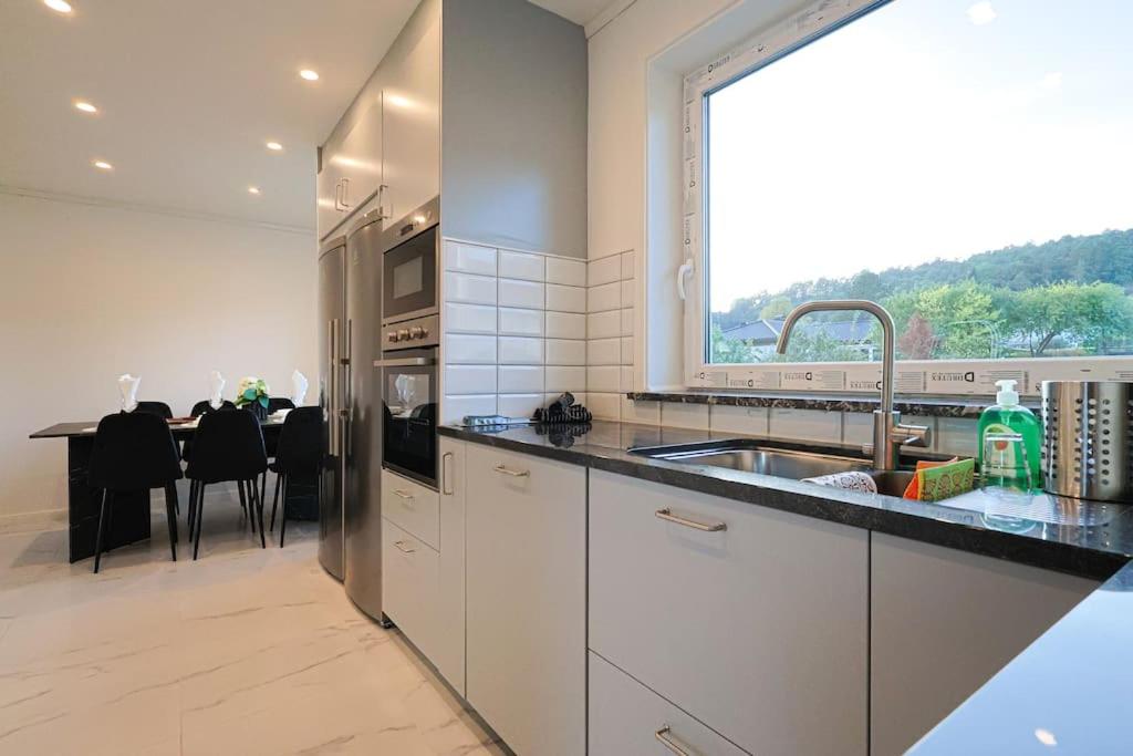 5-bedrooms House for Workers & Familys Near SKF view 5