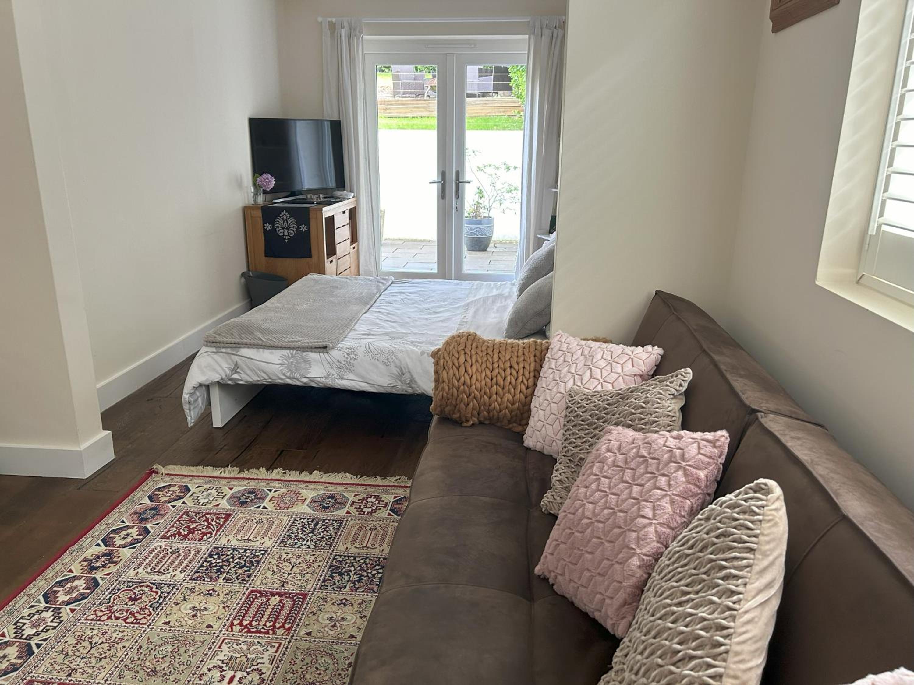 Sanctuary by the Sea with large room incl lounge area, bathroom, direct garden access & free parking view 2