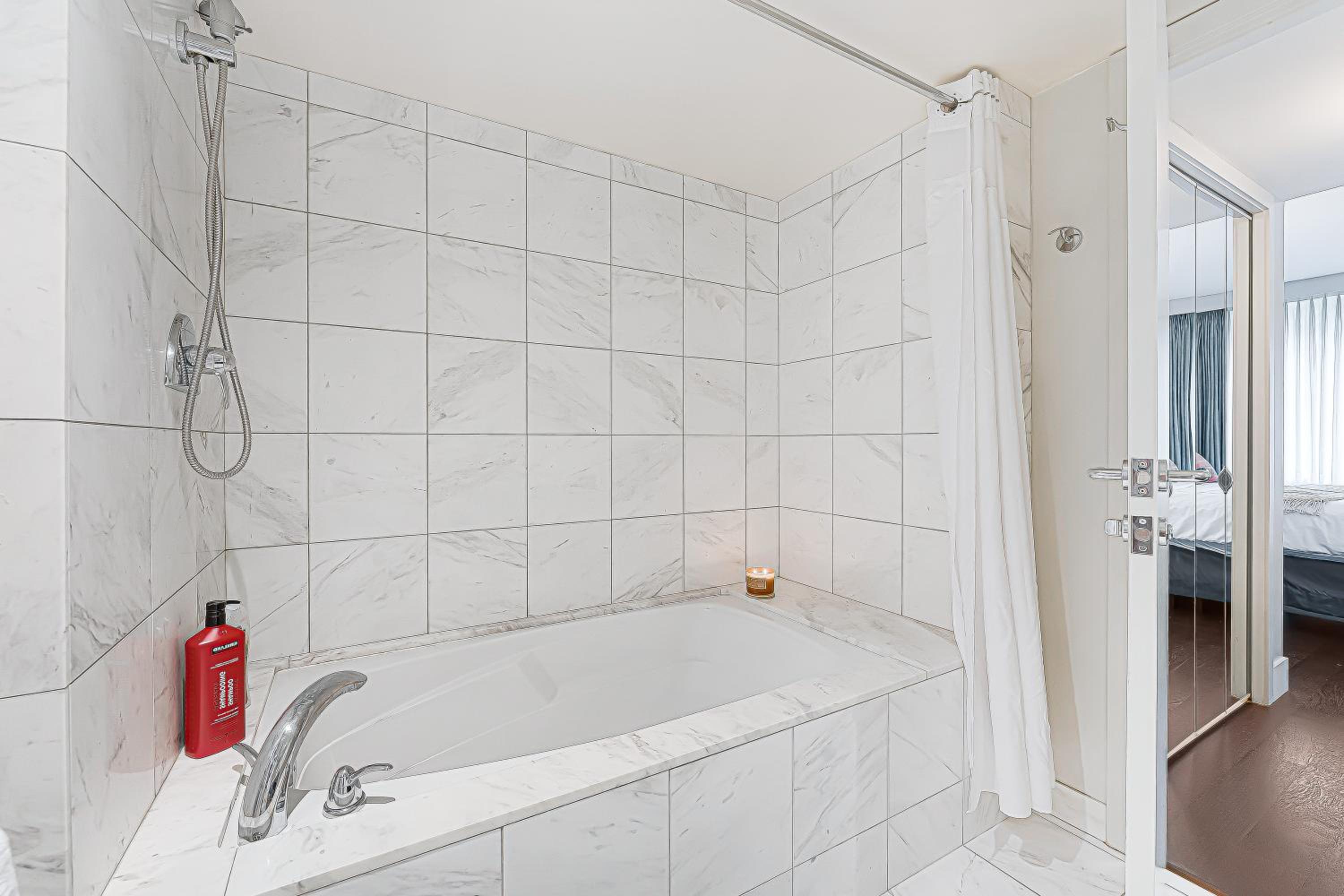 Bright and Spacious 2 Bedroom on Coal Harbors Waterfront