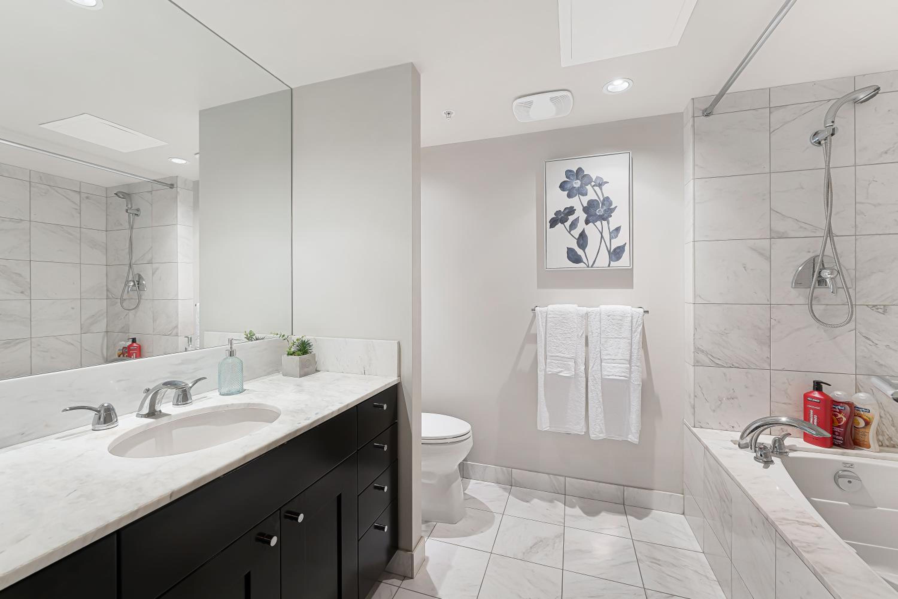 Bright and Spacious 2 Bedroom on Coal Harbors Waterfront