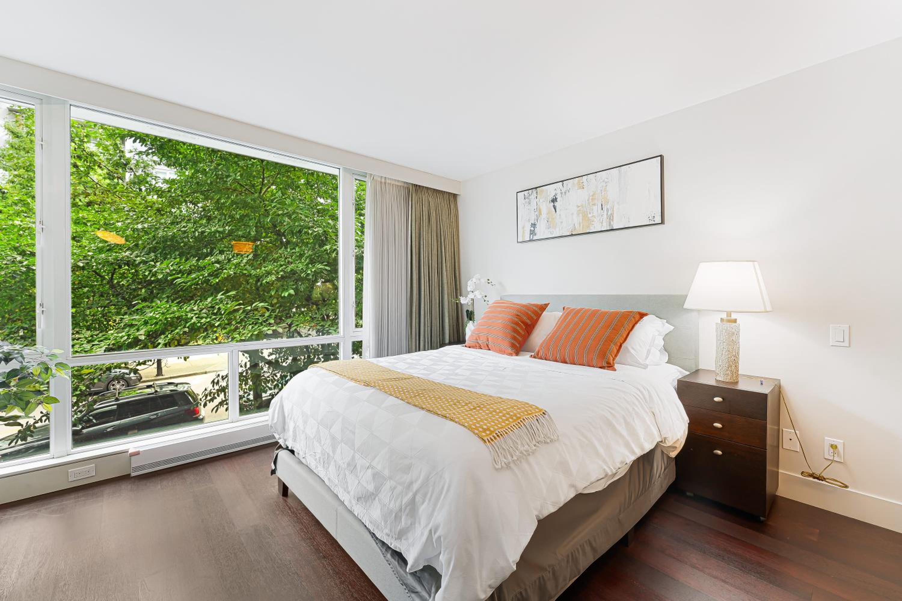 Bright and Spacious 2 Bedroom on Coal Harbors Waterfront