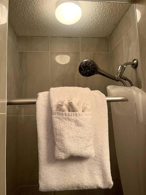 Quiet 2BR 2Bath Townhouse King Bed 6to9 Guests
