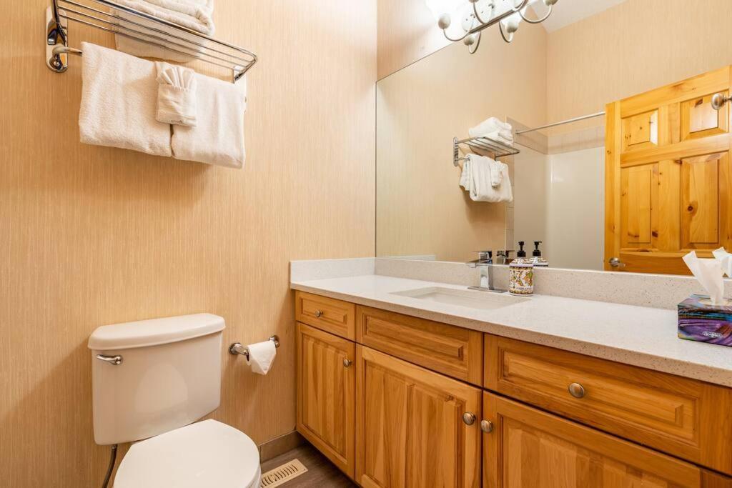 Quiet 2BR 2Bath Townhouse King Bed 6to9 Guests