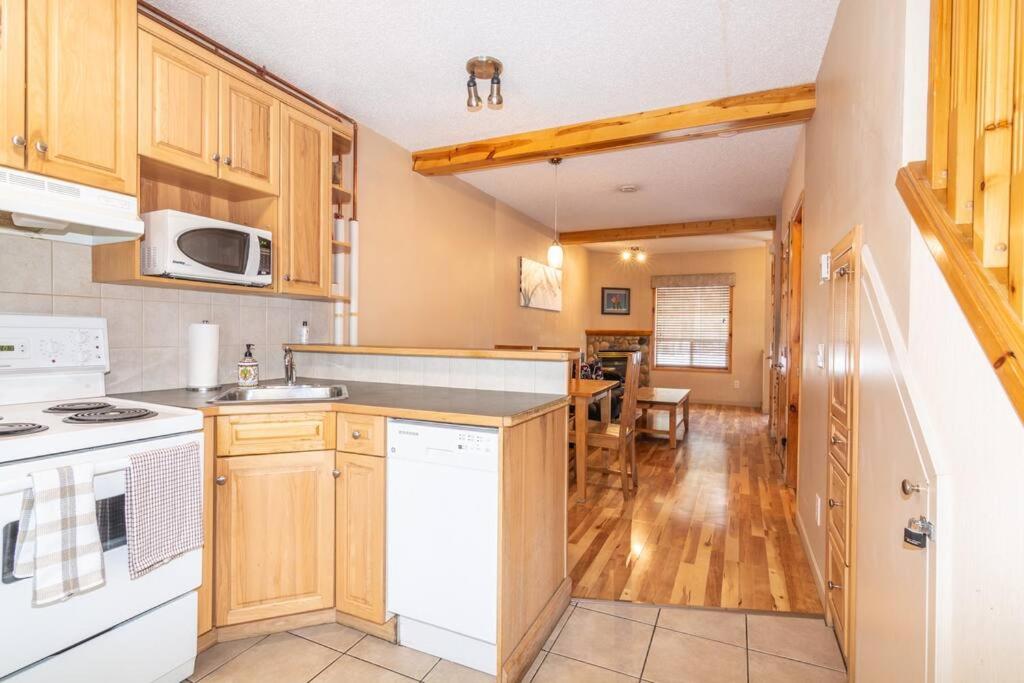Quiet 2BR 2Bath Townhouse King Bed 6to9 Guests