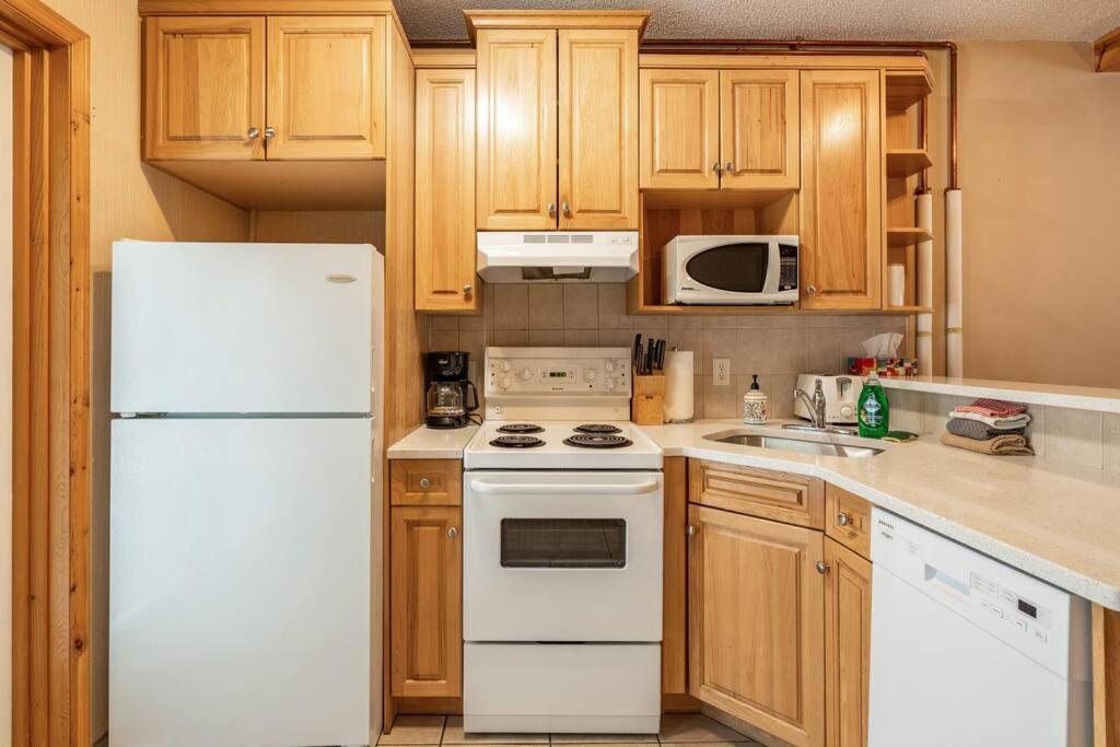 Quiet 2BR 2Bath Townhouse King Bed 6to9 Guests