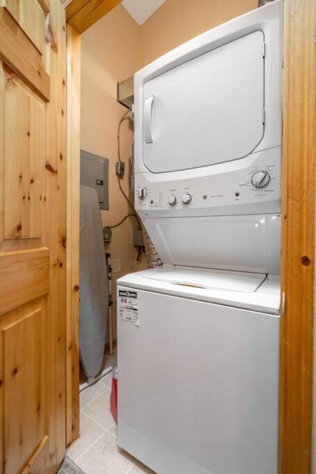 Quiet 2BR 2Bath Townhouse King Bed 6to9 Guests