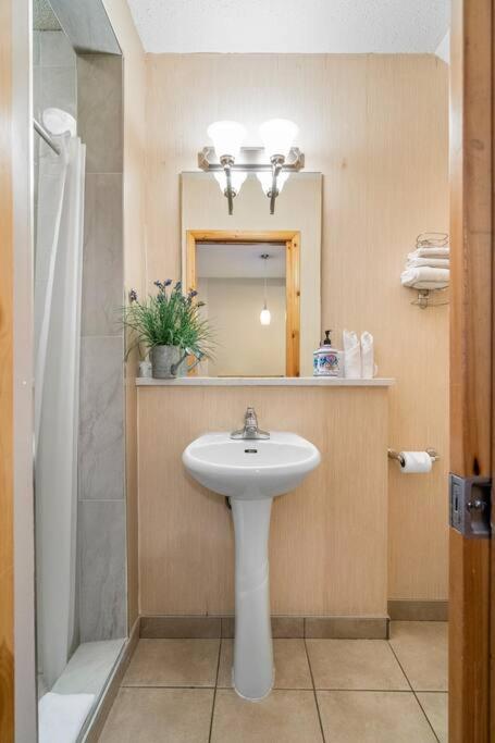 Quiet 2BR 2Bath Townhouse King Bed 6to9 Guests