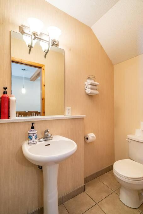 Quiet 2BR 2Bath Townhouse King Bed 6to9 Guests