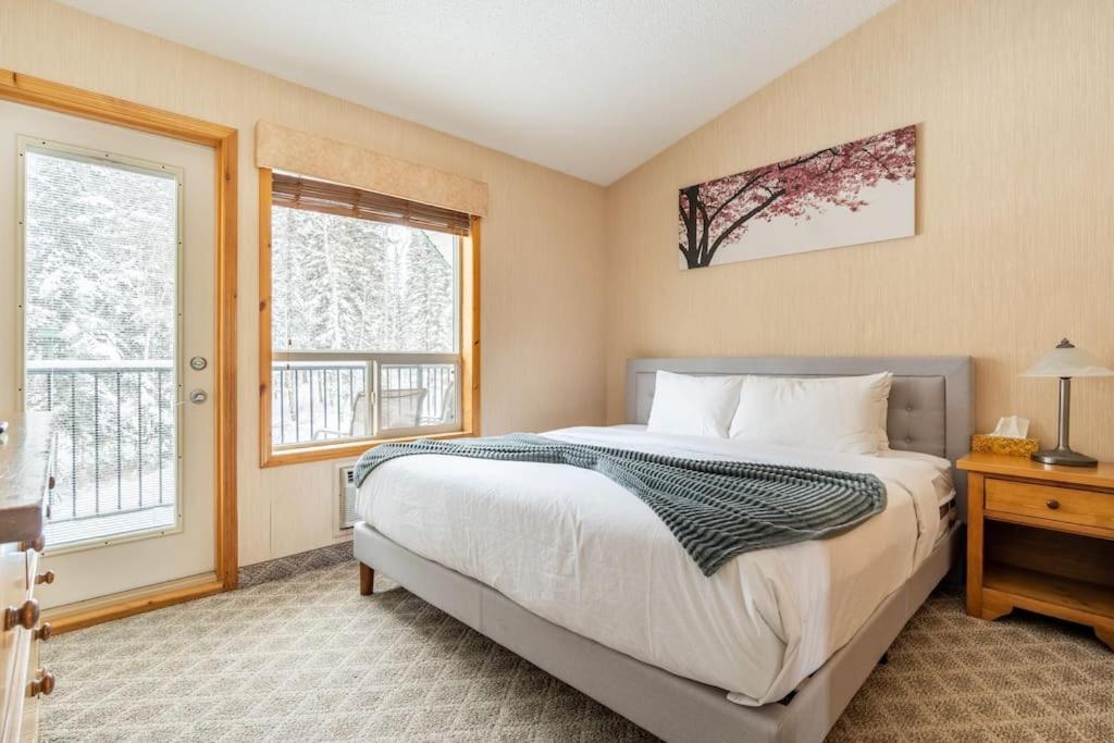 Quiet 2BR 2Bath Townhouse King Bed 6to9 Guests