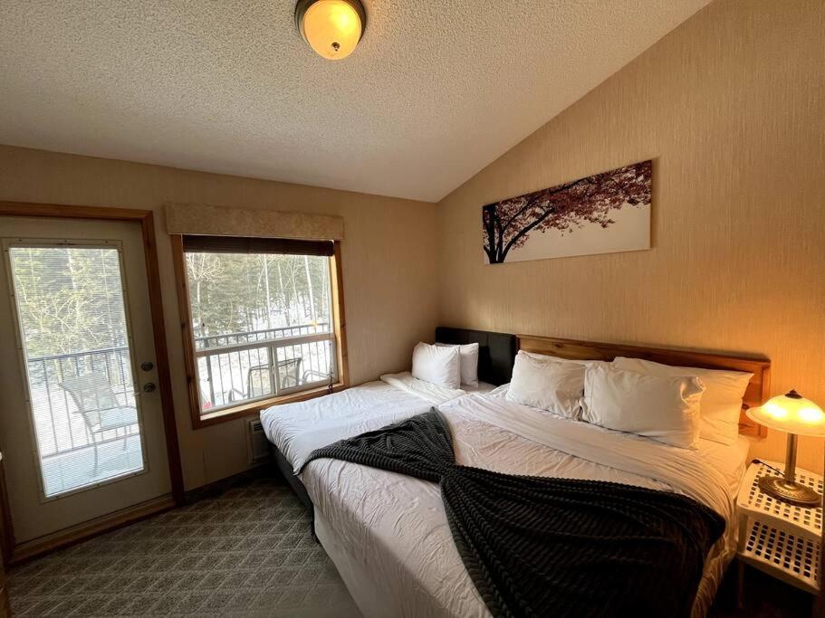 Quiet 2BR 2Bath Townhouse King Bed 6to9 Guests