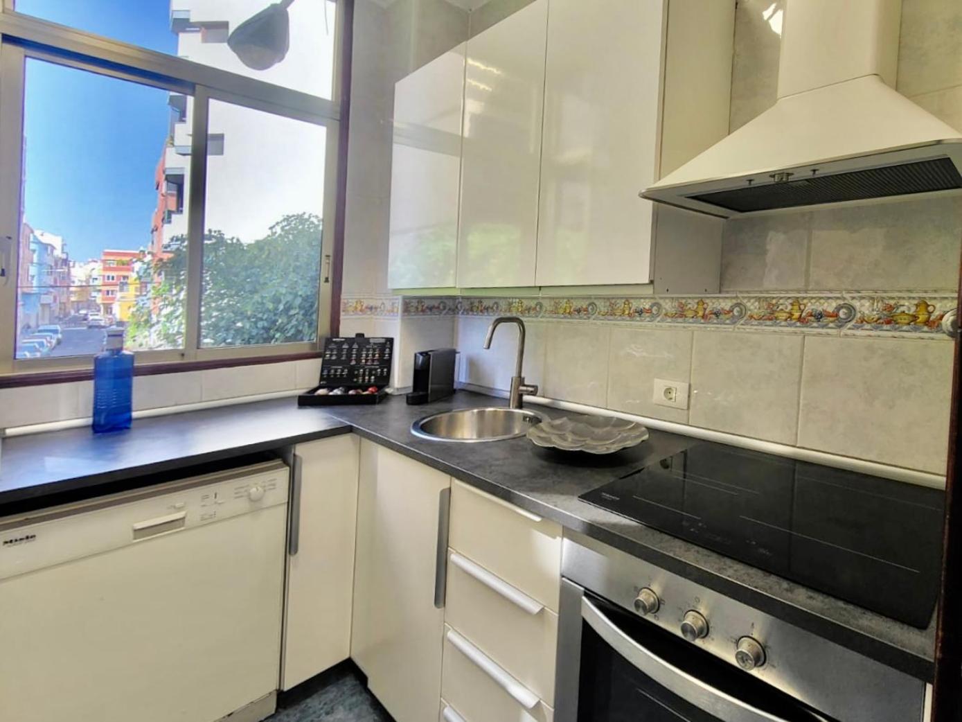 Affordable holiday accommodation for large families and groups at Las Canteras beach with 3 Bedrooms and Free Parking