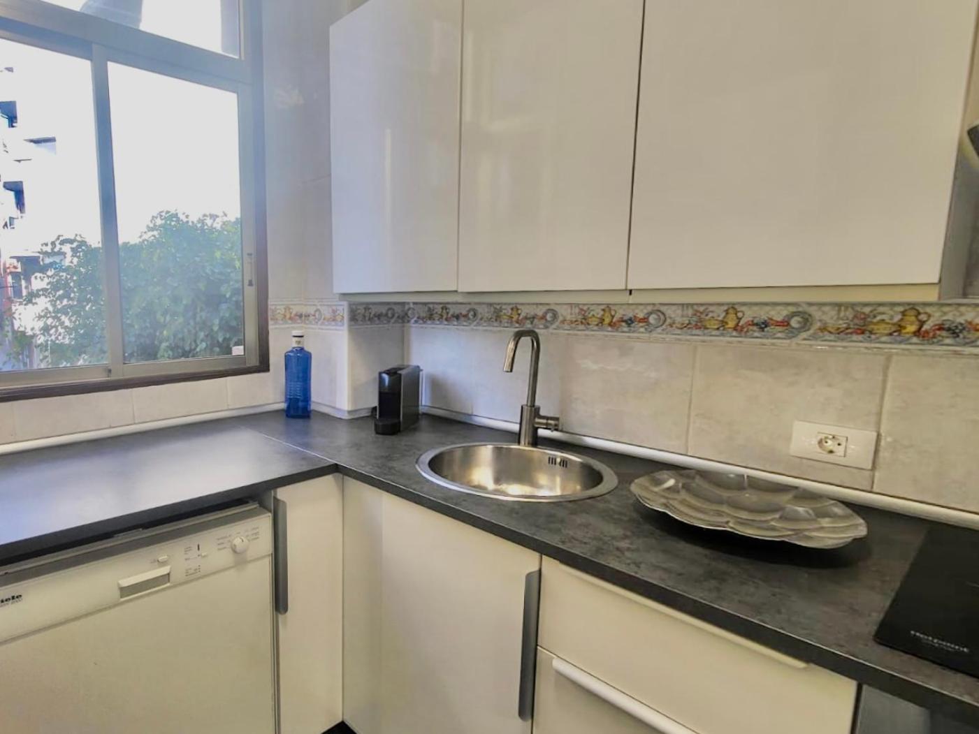 Affordable holiday accommodation for large families and groups at Las Canteras beach with 3 Bedrooms and Free Parking