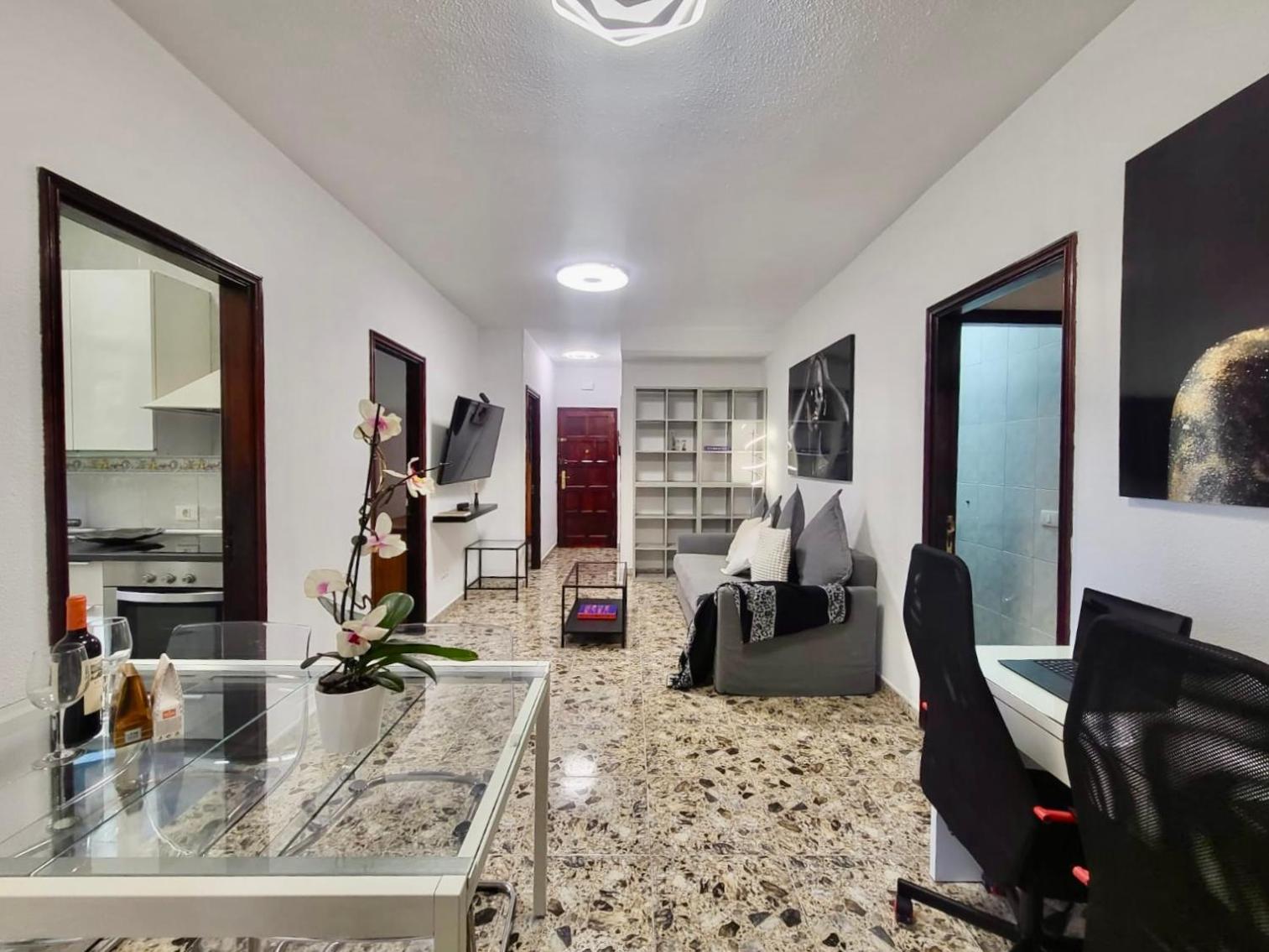 Affordable holiday accommodation for large families and groups at Las Canteras beach with 3 Bedrooms and Free Parking