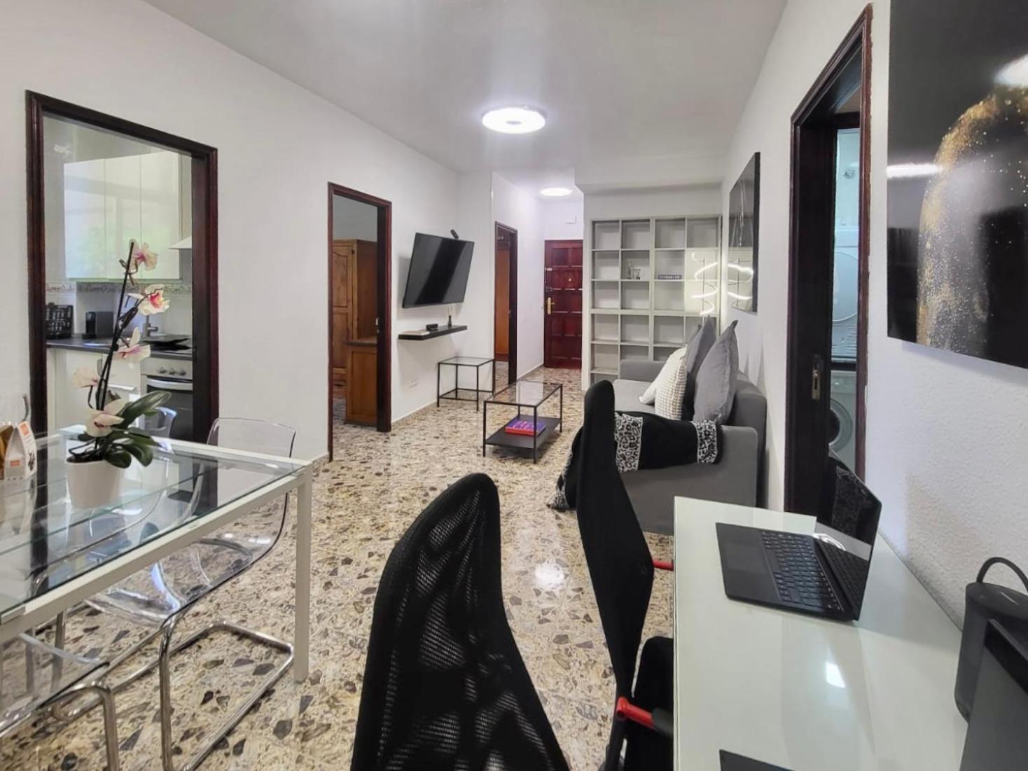 Affordable holiday accommodation for large families and groups at Las Canteras beach with 3 Bedrooms and Free Parking