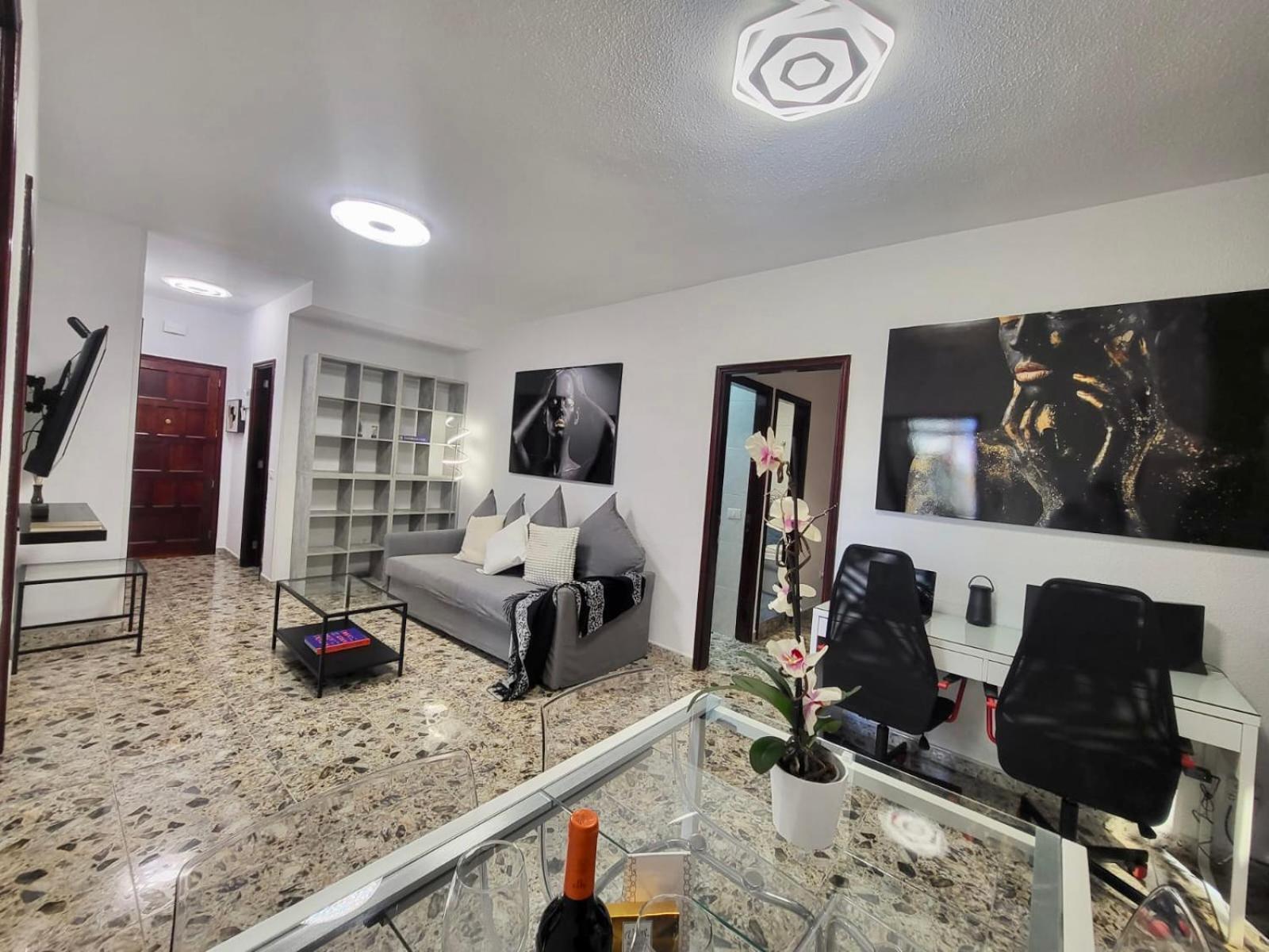 Affordable holiday accommodation for large families and groups at Las Canteras beach with 3 Bedrooms and Free Parking