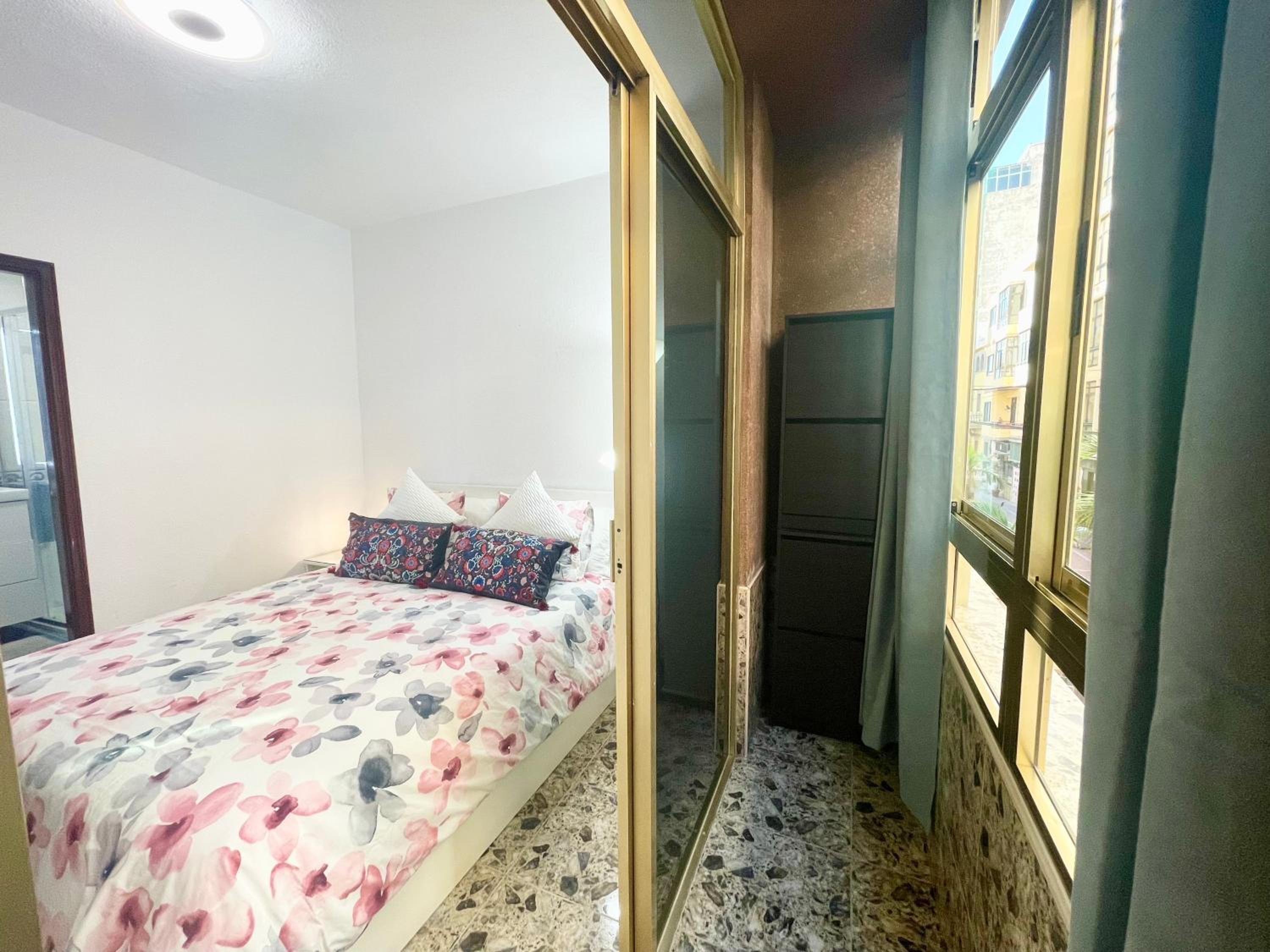 Affordable holiday accommodation for large families and groups at Las Canteras beach with 3 Bedrooms and Free Parking