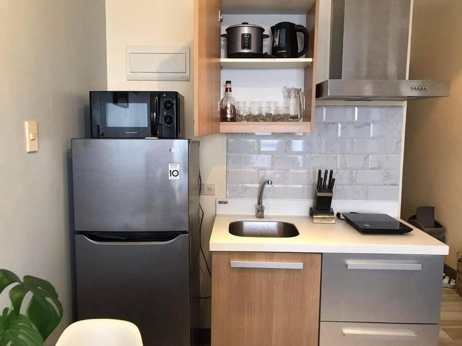 Amazing 1 bedroom with pool, gym and stunning view at heart of Makati view 2
