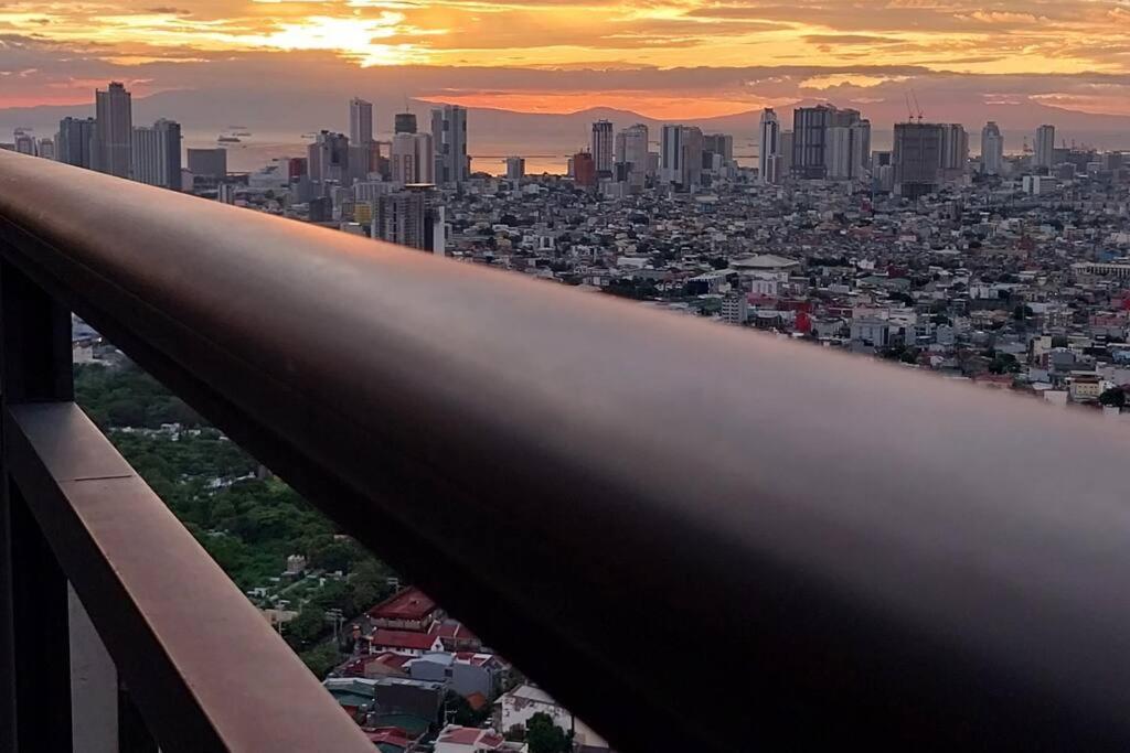 Amazing 1 bedroom with pool, gym and stunning view at heart of Makati view 3