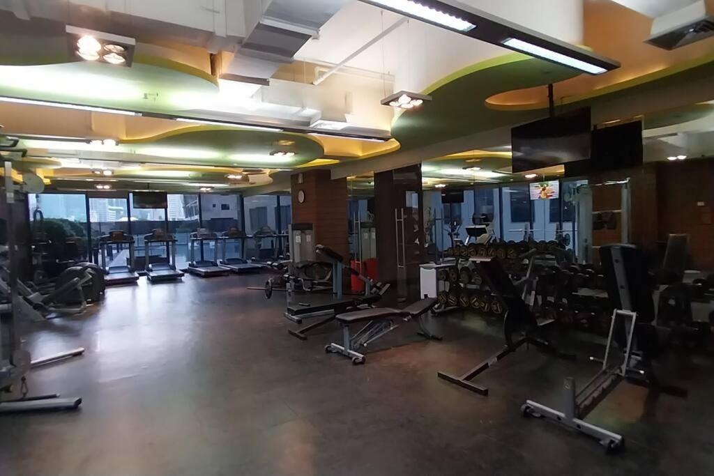 Amazing 1 bedroom with pool, gym and stunning view at heart of Makati view 5