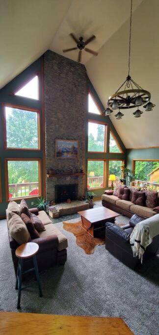A-Frame Getaway with Hot tub, Sauna, Fire Pit & Pond - Station Camp Getaway view 5