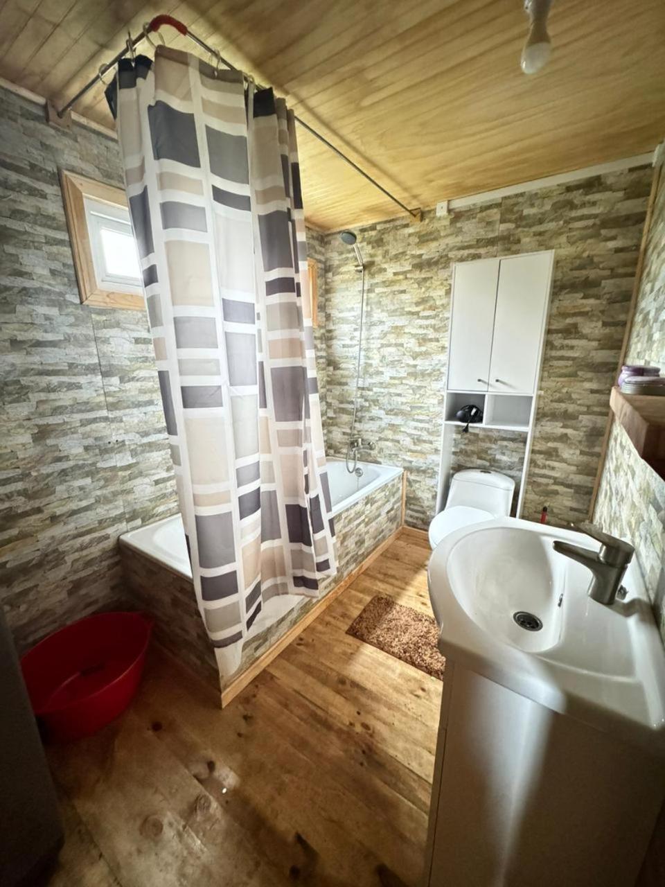 Cabaña en selva patagónica, cerca del pueblo