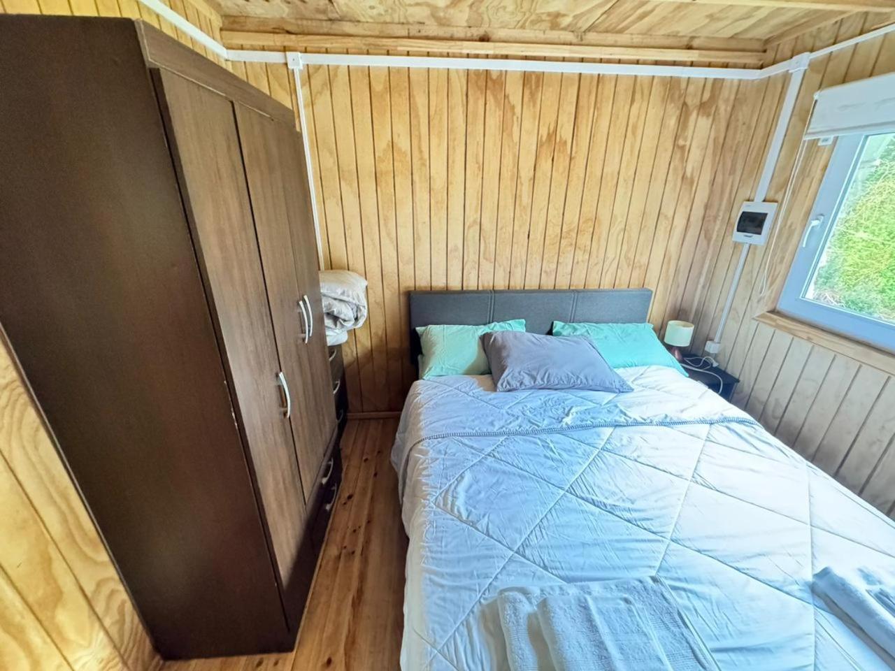 Cabaña en selva patagónica, cerca del pueblo
