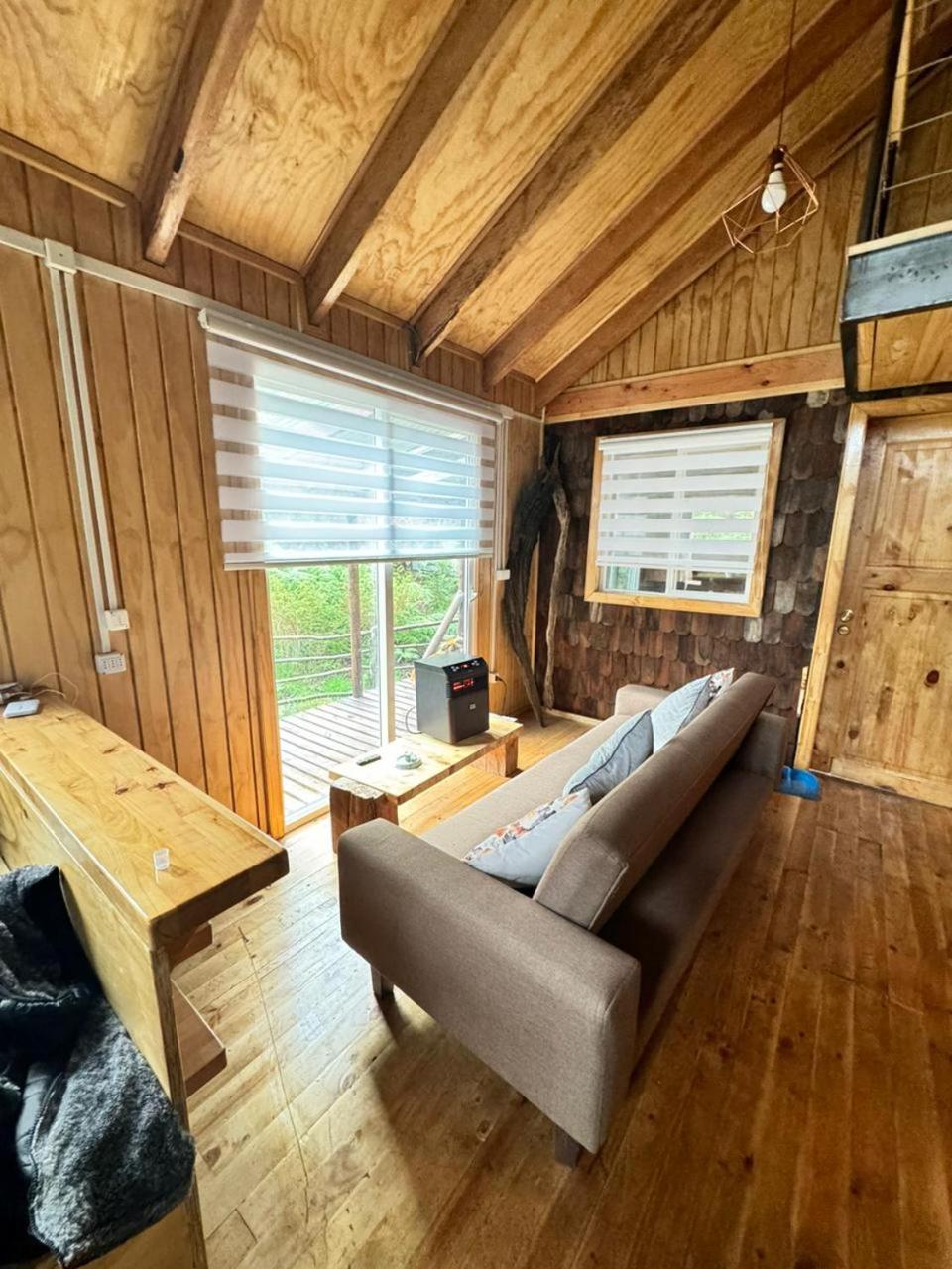 Cabaña en selva patagónica, cerca del pueblo