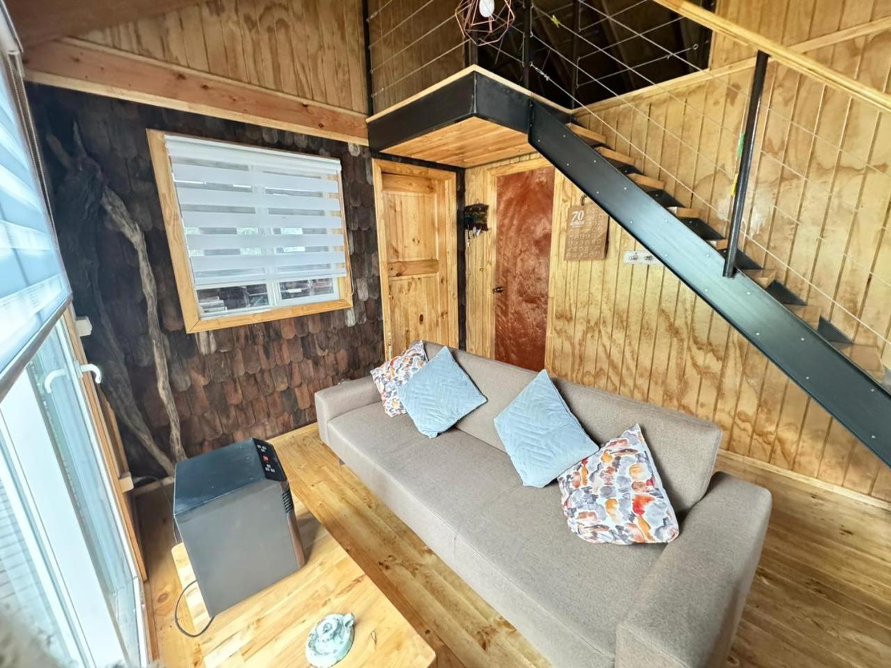Cabaña en selva patagónica, cerca del pueblo